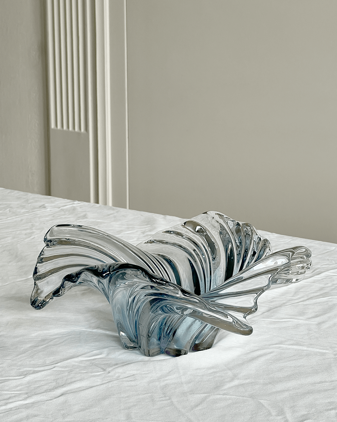 Beautiful glass bowl with a pearly effect in a unique shape. Perfect to display your fruits or even as a snack serving bowl.