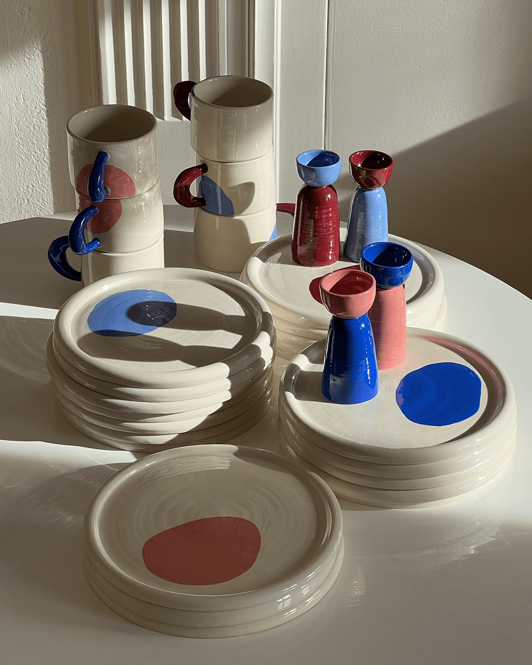 The dotted ceramic plate by Laura Liza is ideal for breakfast, apéro or snack-time whenever you crave it. The color highlights give the plates a unique touch. The dotted ceramic plate fits perfectly with the chunky ceramic mug and highlights a fine breakfast table.