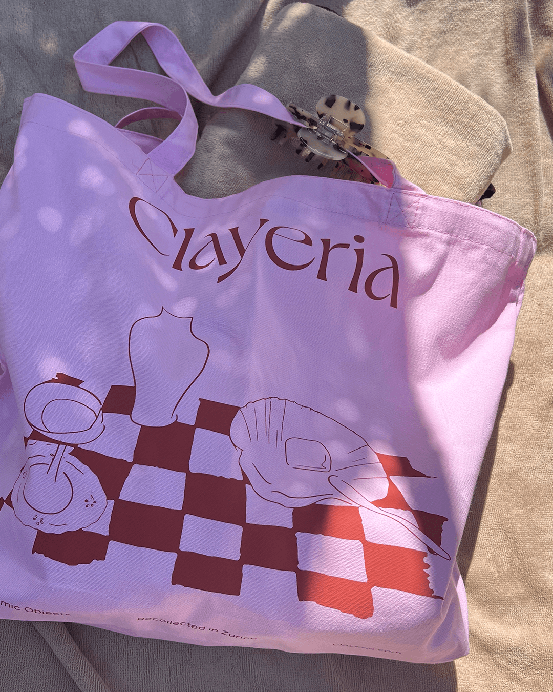 Clayeria Shopper made out of durable and thick cotton in rose and terracotta colored print.