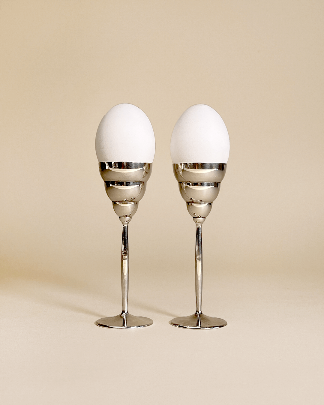 These wavy egg cups are the perfect decorative yet functional element for a cool breakfast or brunch table. The egg cups come in a set of 2.