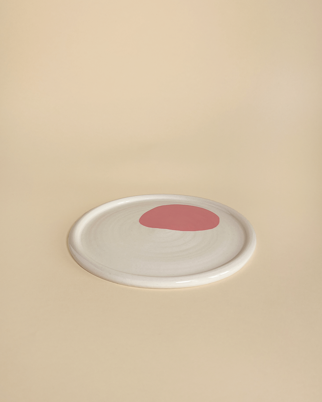 The dotted ceramic plate by Laura Liza is ideal for breakfast, apéro or snack-time whenever you crave it. The color highlights give the plates a unique touch. The dotted ceramic plate fits perfectly with the chunky ceramic mug and highlights a fine breakfast table.
