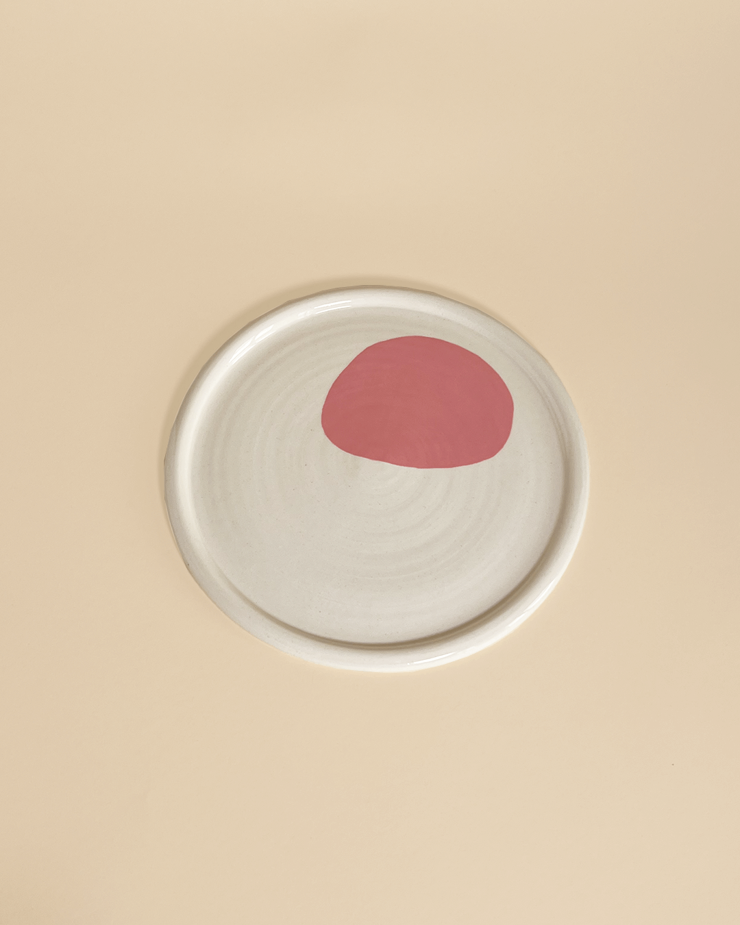The dotted ceramic plate by Laura Liza is ideal for breakfast, apéro or snack-time whenever you crave it. The color highlights give the plates a unique touch. The dotted ceramic plate fits perfectly with the chunky ceramic mug and highlights a fine breakfast table.