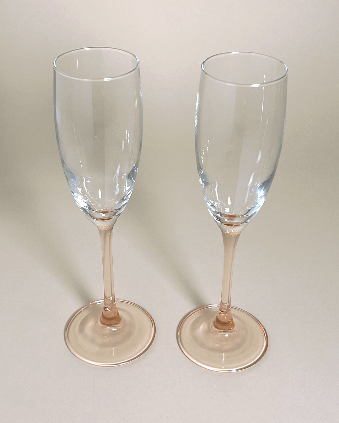 Champagne flutes with a pink stem to cheer with on your next celebration. The glasses come in a set of 2.