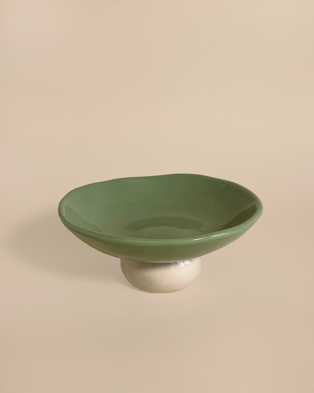 This handmade ceramic bowl by Atelier Borekull unites playfulness and simplicity. The organic, hand-formed shape and color combinations add a certain uniqueness to this decorative element. The „Marianne“ bowl makes fruits, a fancy salad or jewelry look even better.