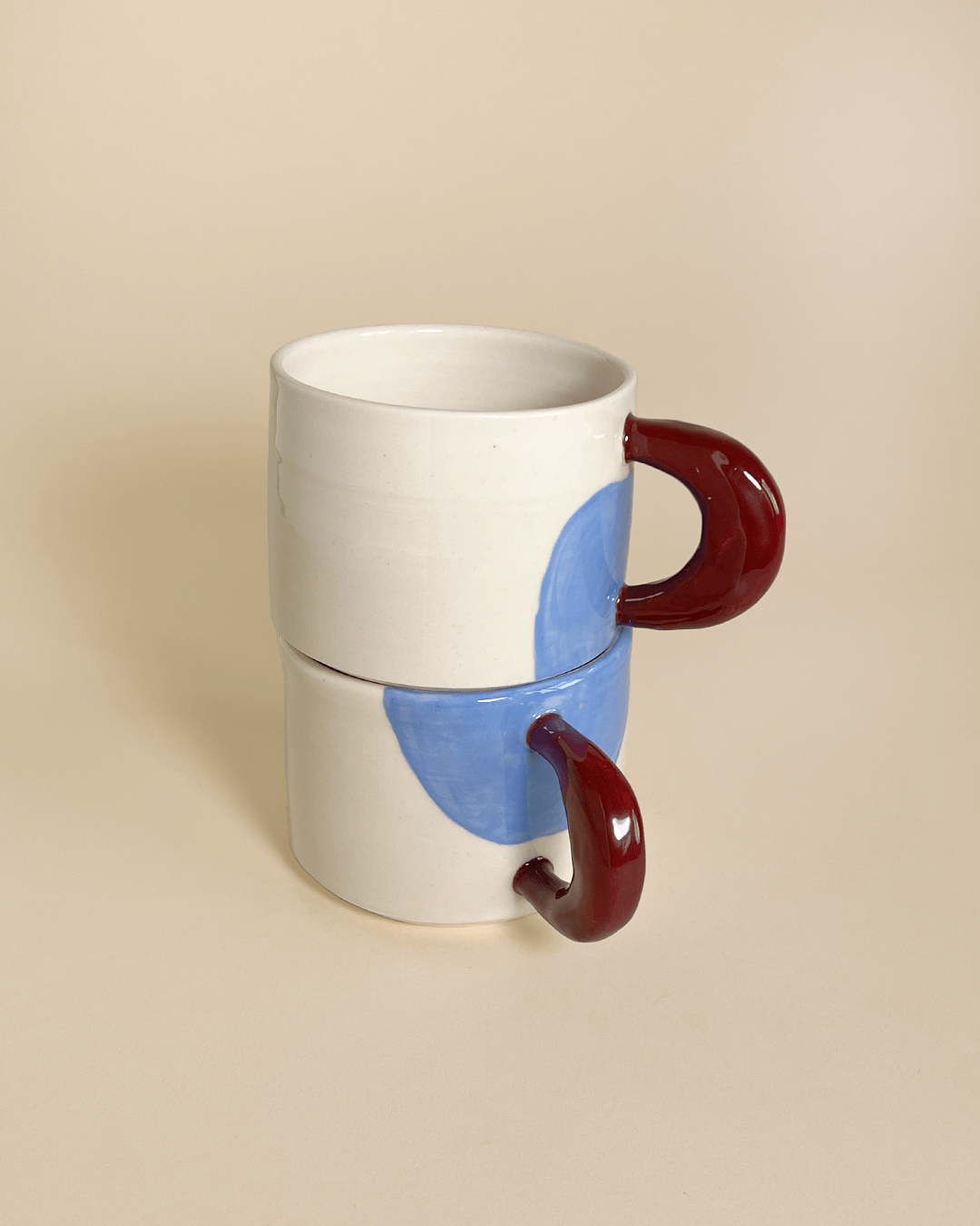 This chunky ceramic mug by Laura Liza has a wheel thrown body and a hand-sculpted handle with contrasting color combinations. The mug is perfect for a cup of coffee, a creamy matcha, a tea or a sweet hot chocolate, whatever you prefer. The ceramic mug fits perfectly with the dotted ceramic plate and highlights a fine breakfast table.