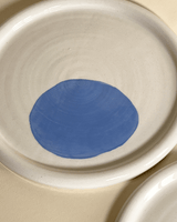 The dotted ceramic plate by Laura Liza is ideal for breakfast, apéro or snack-time whenever you crave it. The color highlights give the plates a unique touch. The dotted ceramic plate fits perfectly with the chunky ceramic mug and highlights a fine breakfast table.