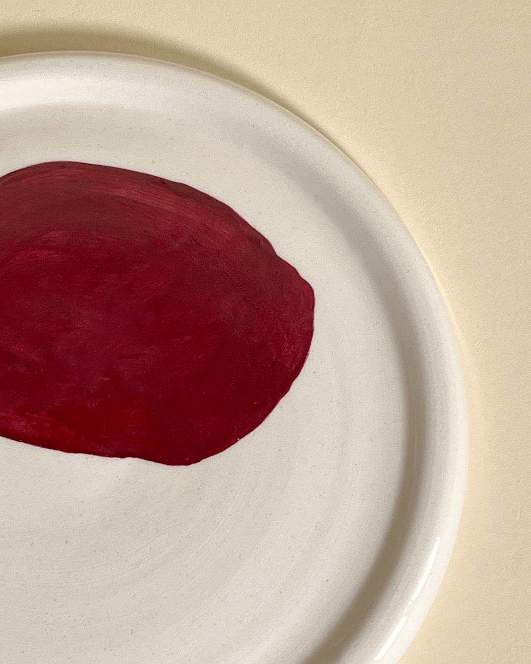 The dotted ceramic plate by Laura Liza is ideal for breakfast, apéro or snack-time whenever you crave it. The color highlights give the plates a unique touch. The dotted ceramic plate fits perfectly with the chunky ceramic mug and highlights a fine breakfast table.