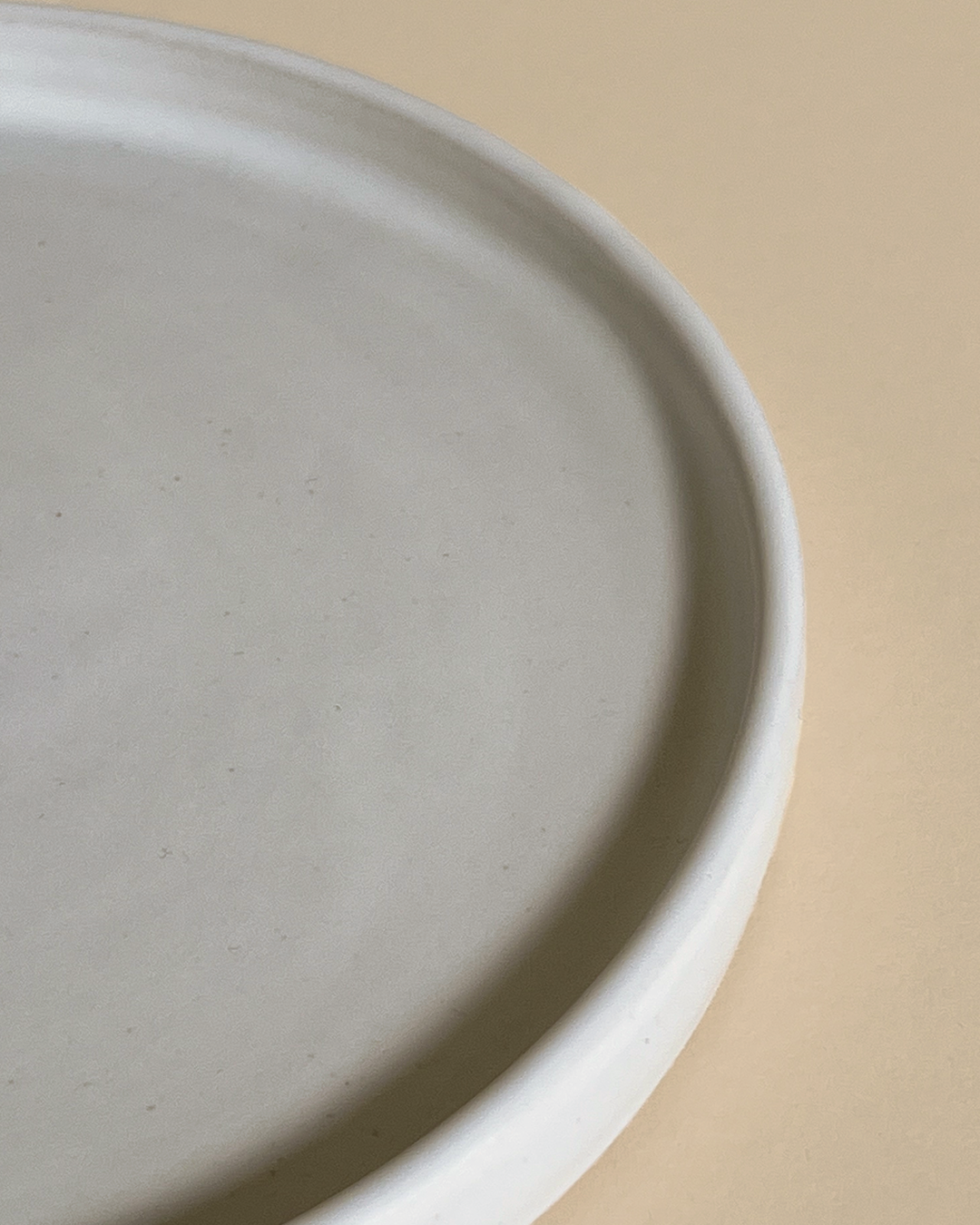 This limited edition handmade ceramic plate by Studio à La Cave x Clayeria is with it’s smaller size the perfect dish for a cozy breakfast or apéro gatherings. The fresh and creamy pastel colors make the collection a real eye-catcher.