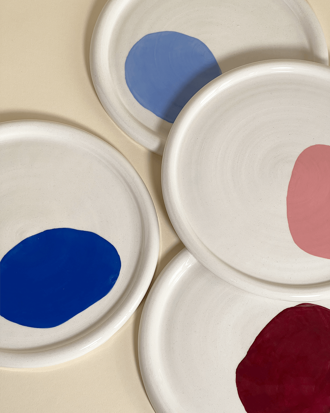 The dotted ceramic plate by Laura Liza is ideal for breakfast, apéro or snack-time whenever you crave it. The color highlights give the plates a unique touch. The dotted ceramic plate fits perfectly with the chunky ceramic mug and highlights a fine breakfast table.