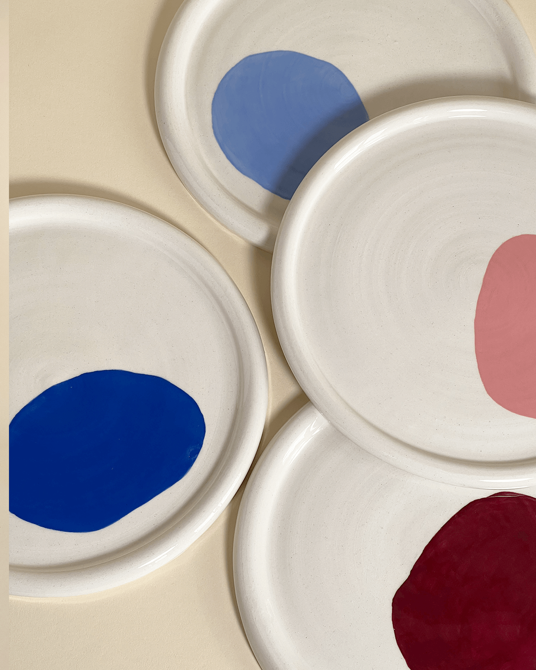 The dotted ceramic plate by Laura Liza is ideal for breakfast, apéro or snack-time whenever you crave it. The color highlights give the plates a unique touch. The dotted ceramic plate fits perfectly with the chunky ceramic mug and highlights a fine breakfast table.