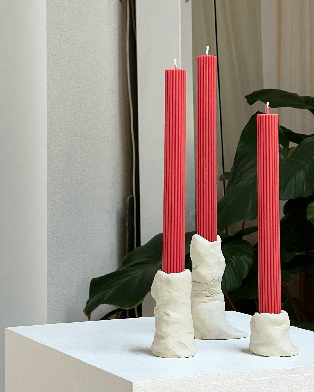 The Rylie candles come in a set of 2 and are made by Bern based label Noosh Studio in collaboration with Clayeria. The Rylies make the perfect decoration for a fine table or on your coffee table. The candles come in the three signature Clayeria colors.